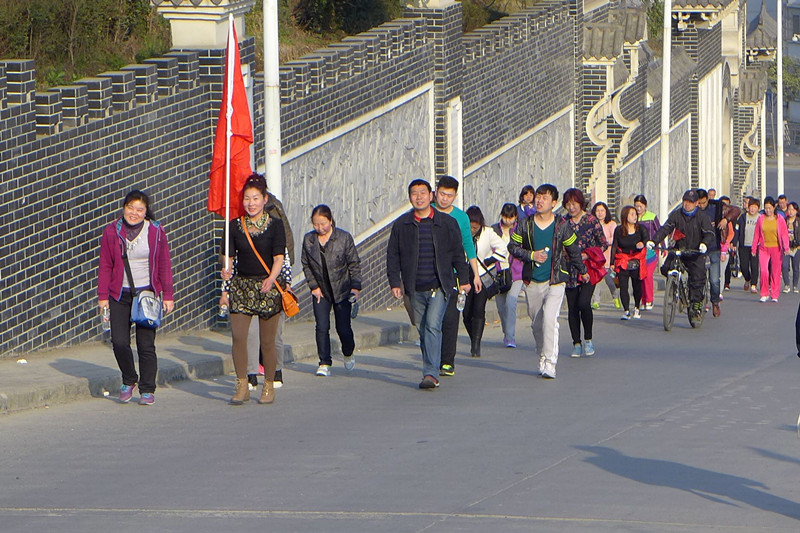 2015年3月8日寶業(yè)集團(tuán)開展“香溪洞-吉河徒步踏青活動(dòng)”慶祝三八節(jié)！